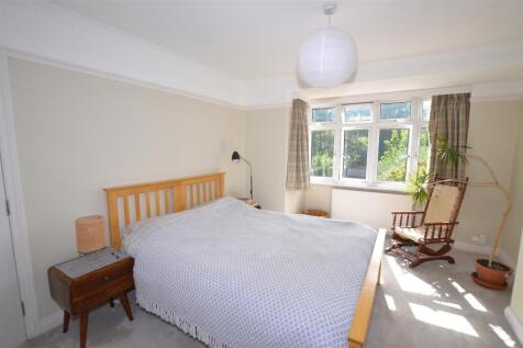 62 Ryecroft Avenue bed 2.JPG