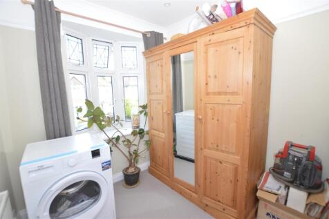 62 Ryecroft Avenue bed 4.JPG