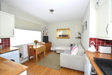 37 Collingwood Close living kitchen July 25.JPG