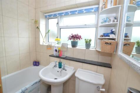 37 Collingwood Close Bathroom July 25.JPG