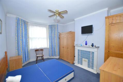 15 Maswell Park Crescent bed 1.JPG