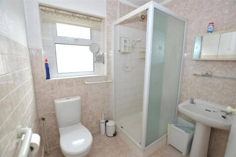 15 Maswell Park Crescent shower room.JPG