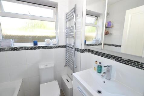 48 Bramley Close bath 2.JPG
