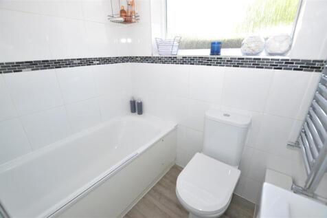 48 Bramley Close bath.JPG