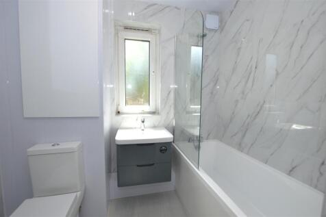 8 Grafton Close bath.JPG
