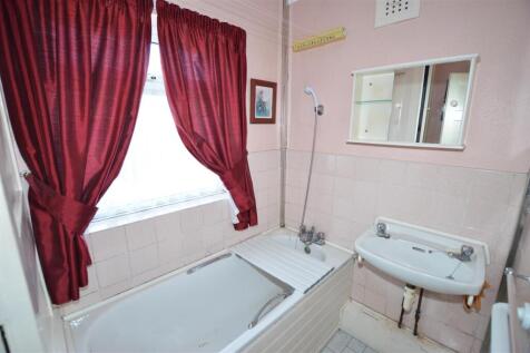 102 Wills Crescent bath new.JPG