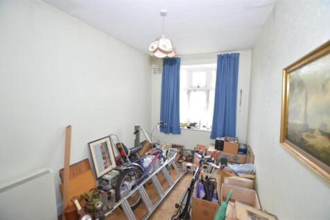 12 Bryanston Ave bed 3.JPG