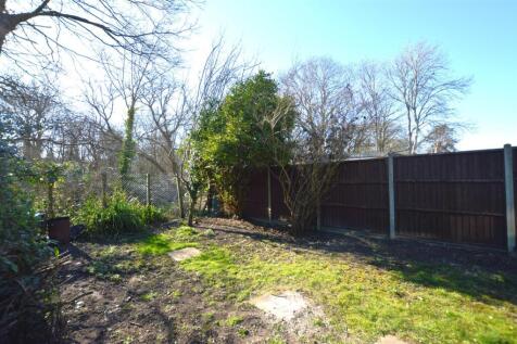 3 Mill Farm Crescent garden.JPG