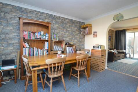 3 Mill Farm Crescent dining room2.JPG