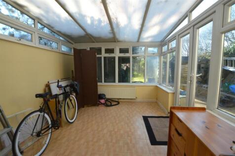 3 Mill Farm Crescent conservatory.JPG