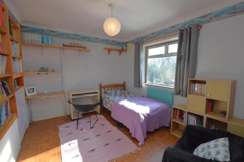 3 Mill Farm Crescent bed2.JPG