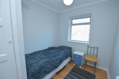 3 Mill Farm Crescent bed3.JPG