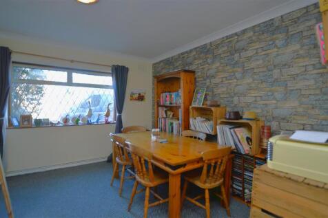 3 Mill Farm Crescent dining room.JPG