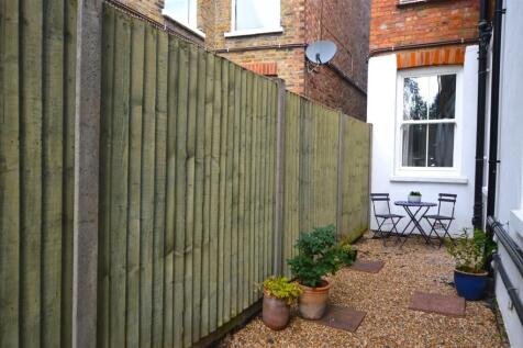 32a Argyle Ave courtyard.JPG