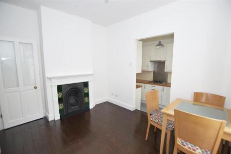 32aArgle Ave lounge.jpg
