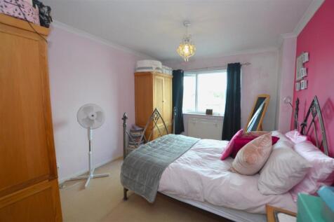 13 Carlton House bed1a.JPG