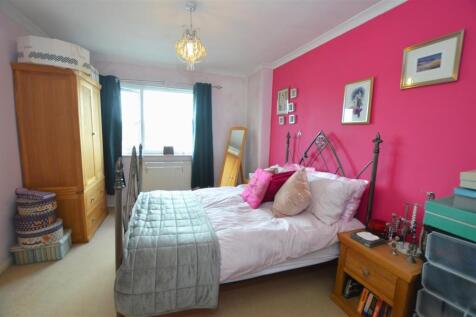 13 Carlton House bed1.JPG