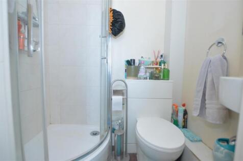 50A High Street ensuite1.JPG