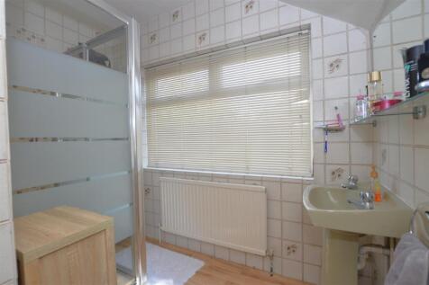 12 Alton Gardens shower2.JPG