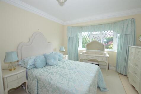 4 Woodlawn Cres bedroom 1.JPG