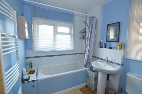 16 Park Road bathroom.JPG