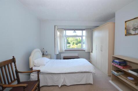 98 Ryecroft Avenue bed 2.JPG