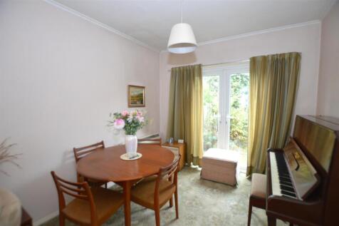 Arnold Crescent din.JPG