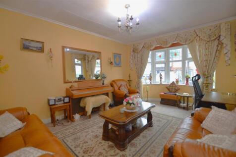 18 Lyndhurst Avenue living room.JPG