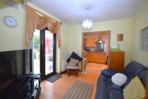 18 Lyndhurst Avenue family  room kitchen.JPG