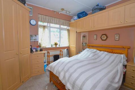 18 Lyndhurst Avenue bedroom1.JPG