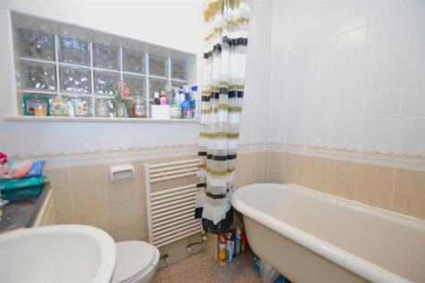 18 Lyndhurst Avenue bathroom.JPG