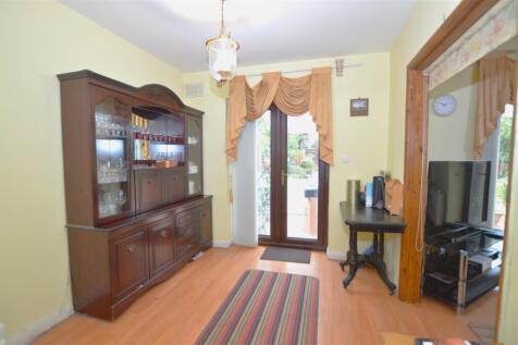 18 Lyndhurst Avenue sitting room room.JPG