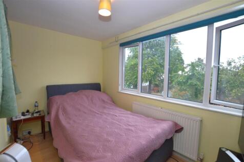 18 Lyndhurst Avenue bedroom2.JPG