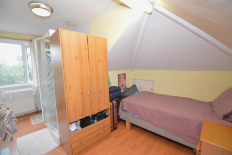 18 Lyndhurst Avenue bedroom3.JPG