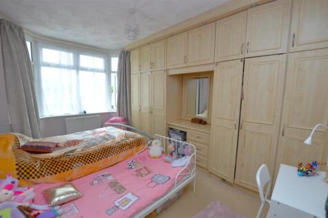 53 Hounslow Avenue bed1.JPG
