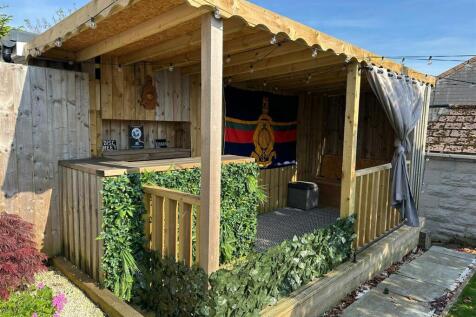 Covered bar/Seating