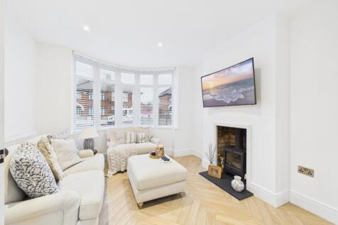 CAM04825G0-PR0226-STILL002