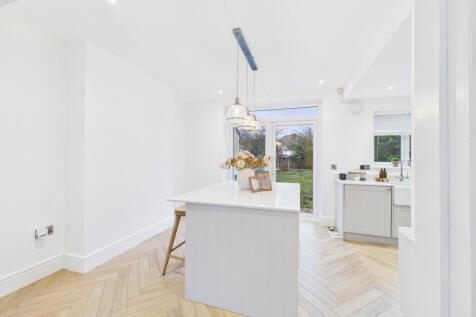 CAM04825G0-PR0226-STILL003