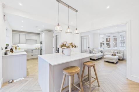 CAM04825G0-PR0226-STILL004