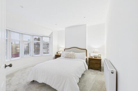 CAM04825G0-PR0226-STILL010