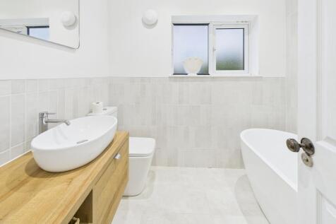 CAM04825G0-PR0226-STILL008