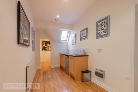Landing/Kitchenette