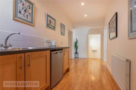 Landing/Kitchenette
