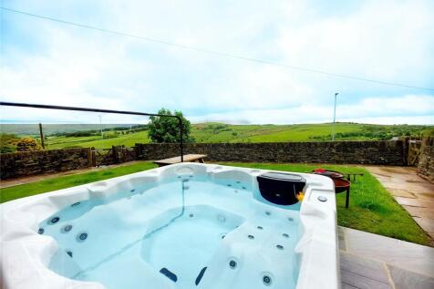 Front Garden/Hot Tub