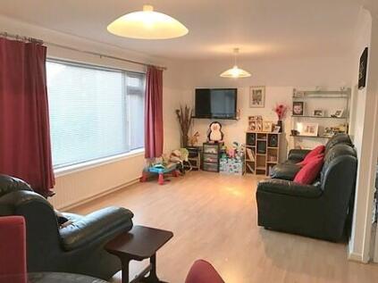 Spacious/ lounge din