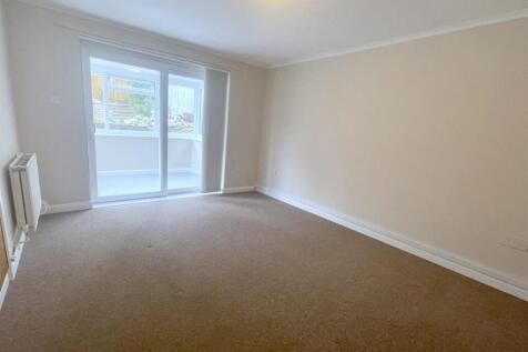 Bedroom leads to con