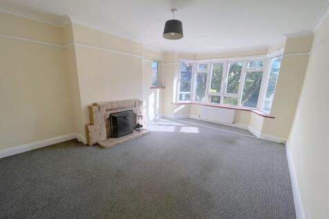 Spacious Lounge/dine