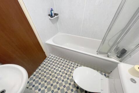 Modern white bathroo