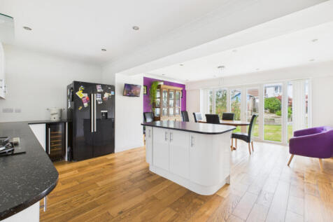 KITCHEN / DINING ROOM