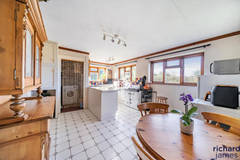 Kitchen / Dining Rm